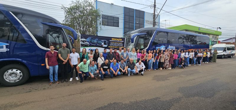 Prefeitura entrega para Associação dos Estudantes - AEUP, 3 Ônibus e 1 Van.